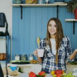 De-influencing si era sinceritatii radicale. Cum poate un business si departamentul de marketing sa profite de trendul de-influencing?